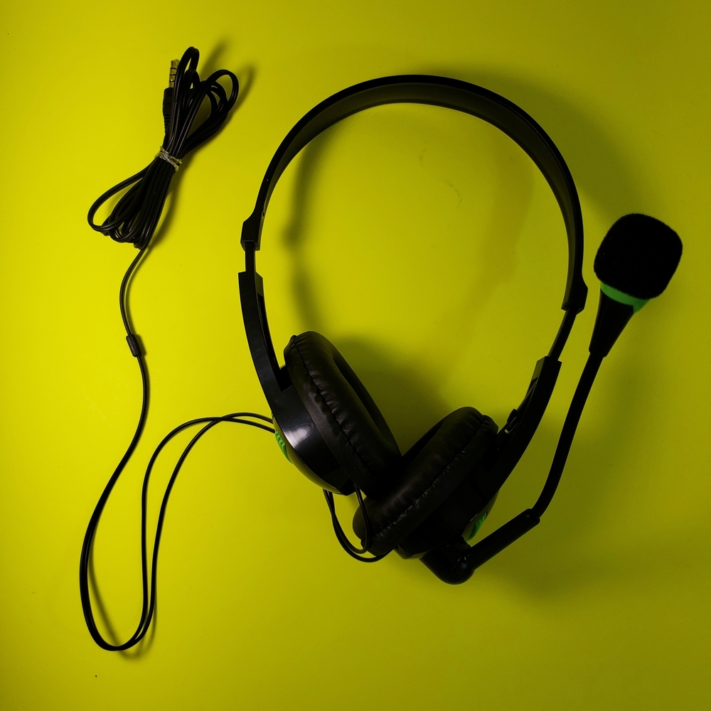Black Wired Headset with Microphone
